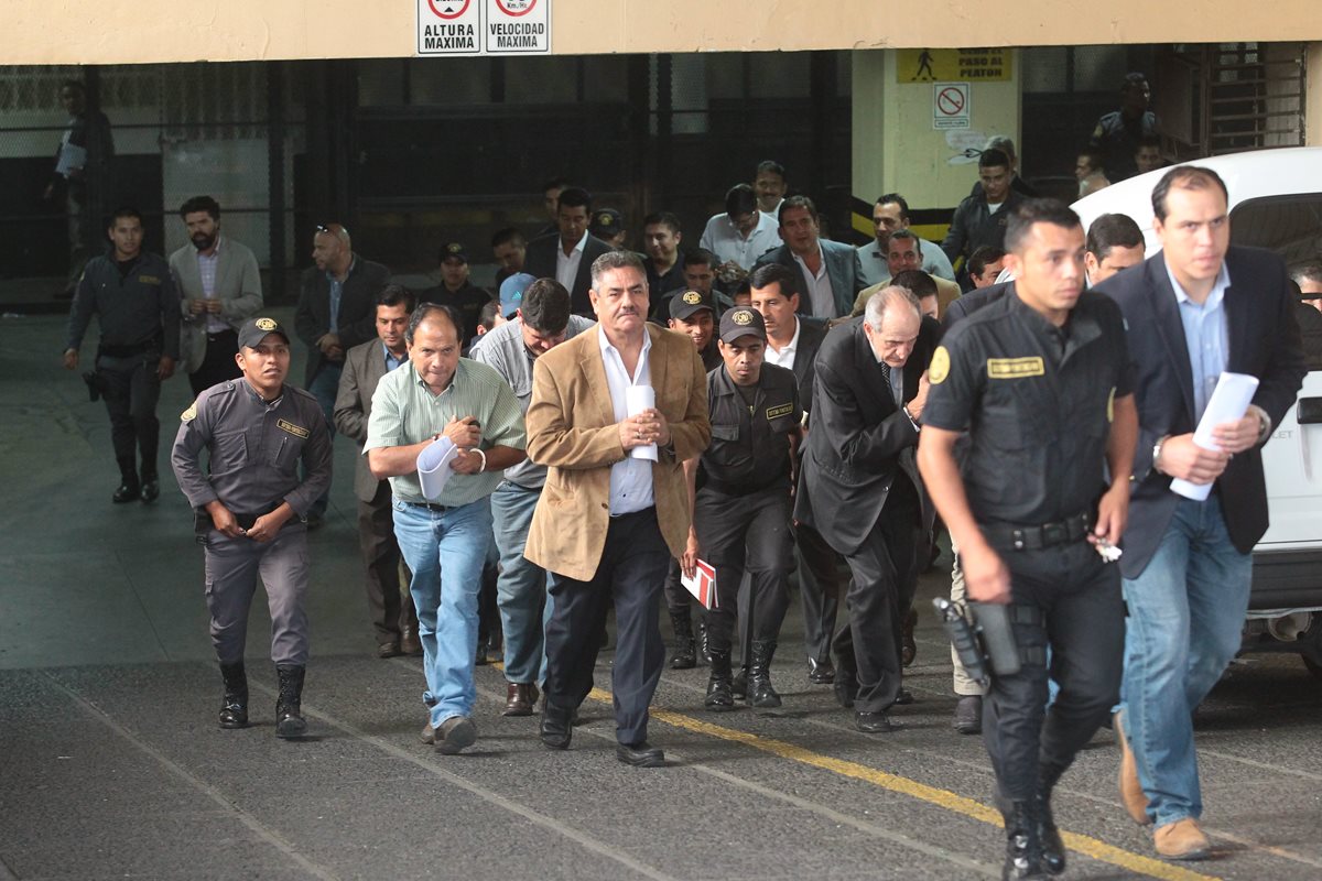 Señalados del caso Cooptación del Estado salen de la sala de audiencia para ser trasladados a la cárcel. (Foto Prensa Libre: Hemeroteca PL)