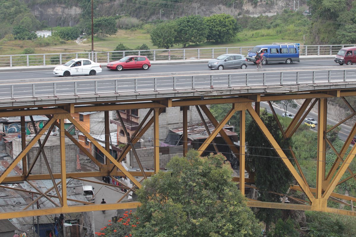 Decenas de familias que viven bajo el puente Belice viven con el temor por los daños en la estructura. (Foto Prensa Libre: Hemeroteca PL).