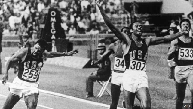 Tommie Smith ganó la final de los 200 metros planos de las Olimpiadas de México en 1968 en tiempo récord por delante del australiano Peter Norman (ausente en la foto) y John Carlos (259). (Foto Prensa Libre: BBC News Mundo)