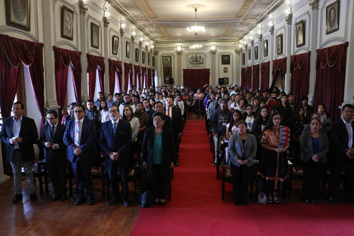 Integrantes de diferentes organizaciones juveniles participan en el foro inaugural del Congreso Nacional de la Juventud. (Foto Prensa Libre: María Longo)