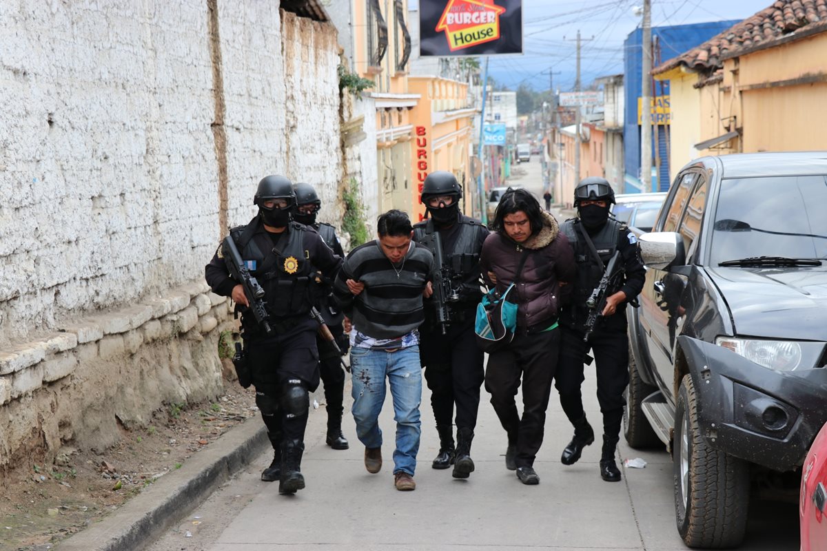 Los dos presuntos delincuentes capturados en Santa Cruz del Quiché. (Foto Prensa Libre: Héctor Cordero).