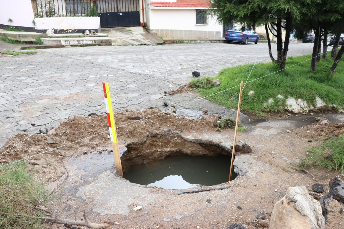 Hundimiento se originó por una falla en la tubería. (Foto Prensa Libre: María José Longo)