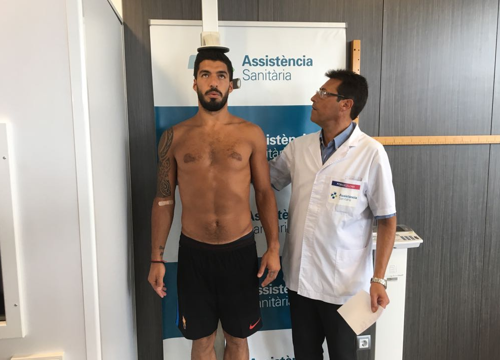 El delantero uruguayo, Luis Suárez, pasa las pruebas médicas en el primer día de pretemporada. (Foto Prensa Libre: cortesía FC Barcelona)