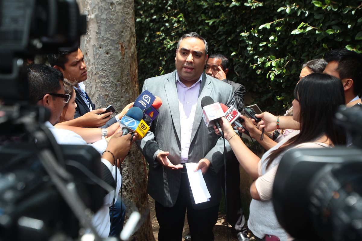 Luis Lima, hermano del reo asesinado Byron Lima Oliva, acudió a la Comisión Internacional contra la Impunidad en Guatemala (Cicig), que colaborará en las pesquisas. (Foto Prensa Libre: A. Interiano)