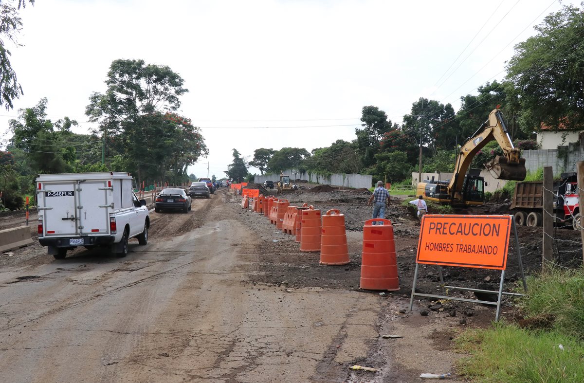 Maquinaria trabaja en área donde se construye libramiento El Cerinal – Barberena. (Foto Prensa Libre: Hugo Oliva).