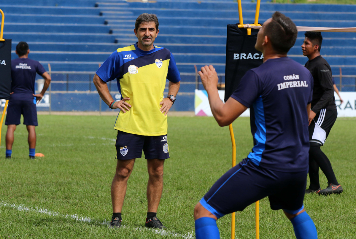 El estratega Fabricio Benítez está satisfecho con el desempeño de sus jugadores, pero triste por no poder pelear el título. (Foto Prensa Libre: Eduardo Sam Chun)