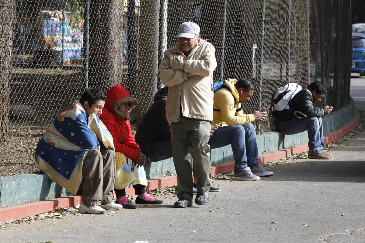 No guarde los abrigos, téngalos cerca porque el frío no se acaba. (Foto Prensa Libre: Hemeroteca PL)