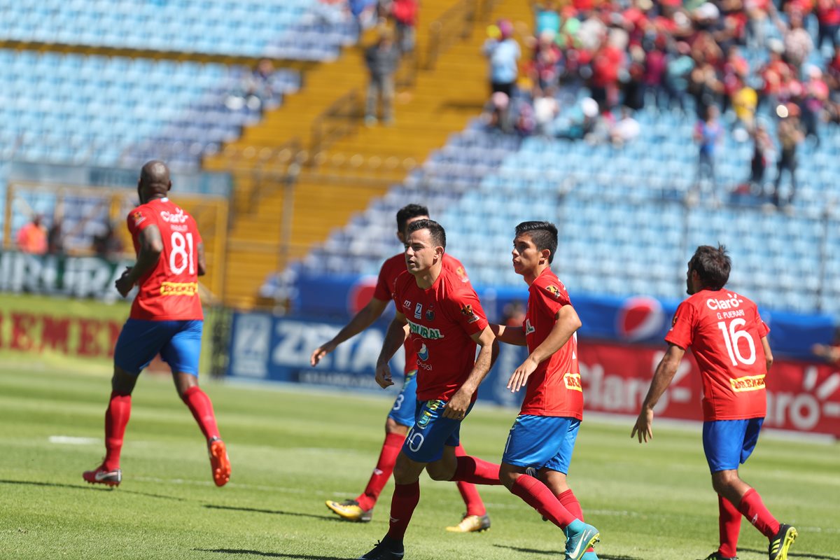 Pappa puso de pie a toda la afición roja tras marcar un golazo de tiro libre. (Foto Prensa Libre: Carlos Vicente)