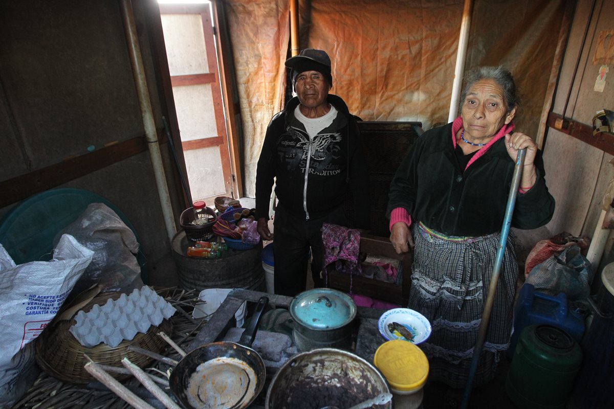 Juan Monroy, de 70 años, y su esposa, Clemencia Chavac, vivieron 40 años en el cerro Alux y aún esperan la ayuda ofrecida. (Foto Prensa Libre: Álvaro Interiano)