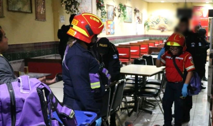 Bomberos Municipales, en el lugar donde murió baleada una mujer en la zona 1 capitalina. (Foto Prensa Libre: Bomberos Municipales)