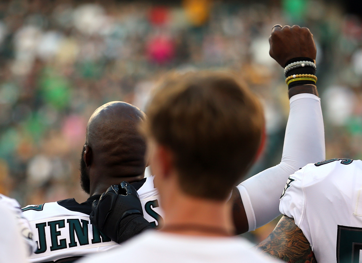 Malcolm Jenkins, jugador de los Eagles de Filadelfia protesta durante el himno de Estados Unidos. (Foto Prensa Libre: AFP)