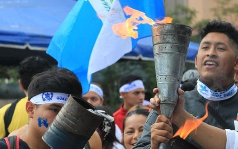 Personas se dan cita en El Obelisco para encender las tradicionales antorchas. (Foto Prensa Libre: Hemeroteca PL).