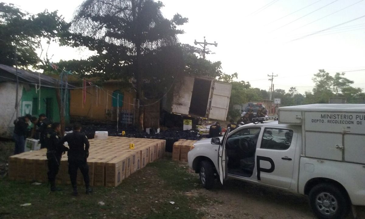 Peritos del Ministerio Público contabilizan cigarrillos decomisados en San Francisco, Petén. (Foto Prensa Libre: Rigoberto Escobar)