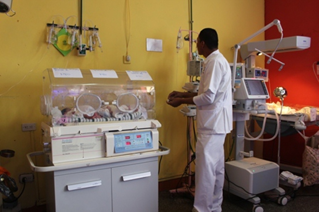 Lugar donde permanecen las tres niñas en el Hospital Nacional de Sololá. (Foto Prensa Libre: Ángel Julajuj).