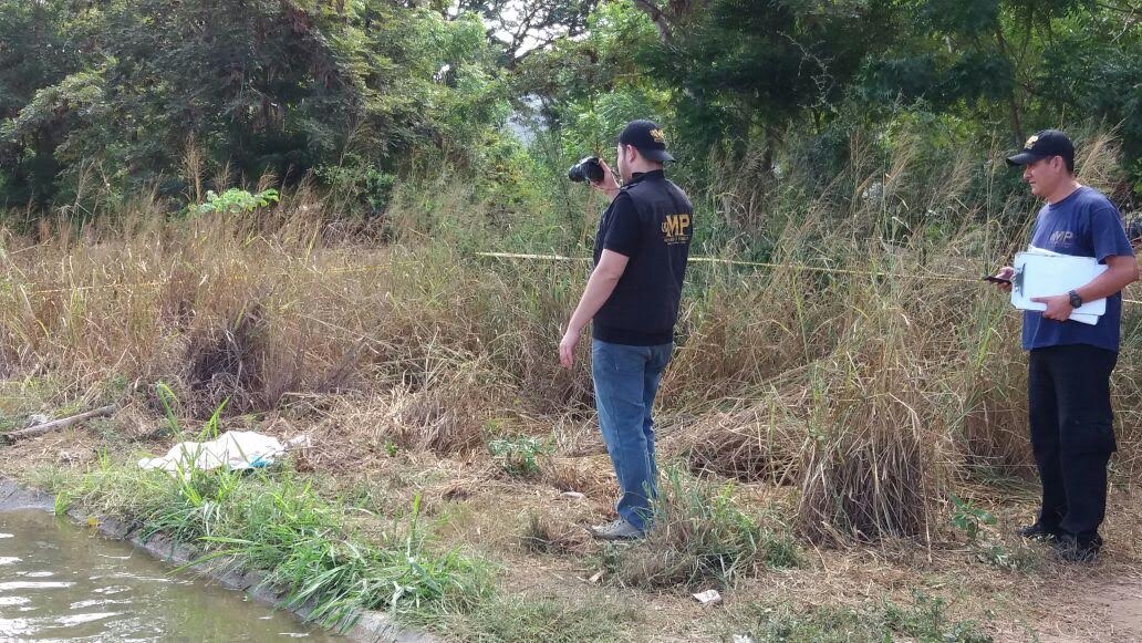 Peritos del Ministerio Público revisan el lugar donde fue hallado el cadáver de una niña. (Foto Prensa Libre: Víctor Gómez)