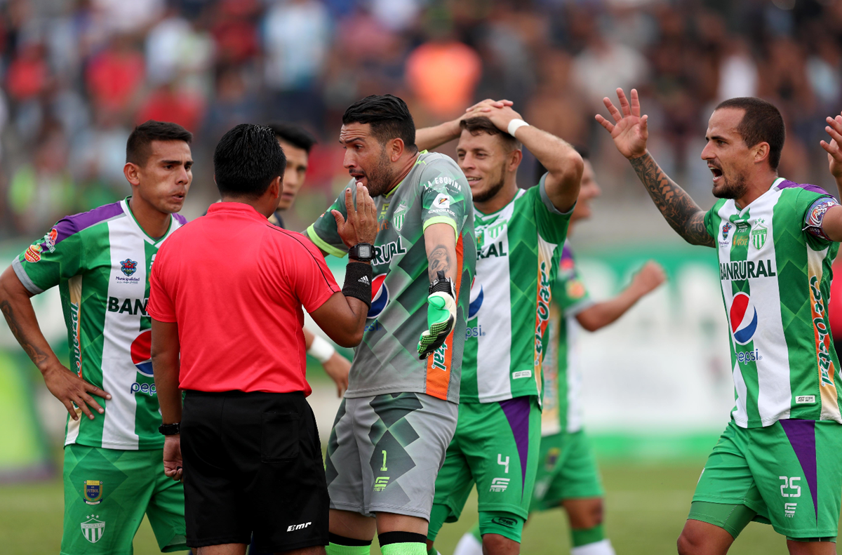 Los jugadores de Antigua GFC no pueden creer la actuación del árbitro Oswaldo Aldana en el juego contra Comunicaciones. (Foto Prensa Libre: Edwin Fajardo)