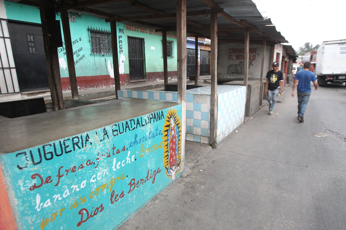 Varios locales comerciales están cerrados con candado, debido a la violencia(Foto Prensa Libre: Érick Ávila)