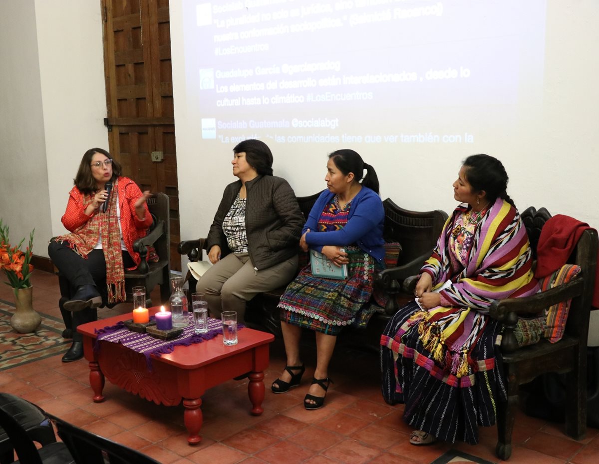 Slowing, Roldan, Robertha Ramírez y Saknicte Racancoj, durante el foro "Los desafíos del desarrollo económico en el occidente", llevado realizado en Casa Noj, Xela. (Foto Prensa Libre: María José Longo)