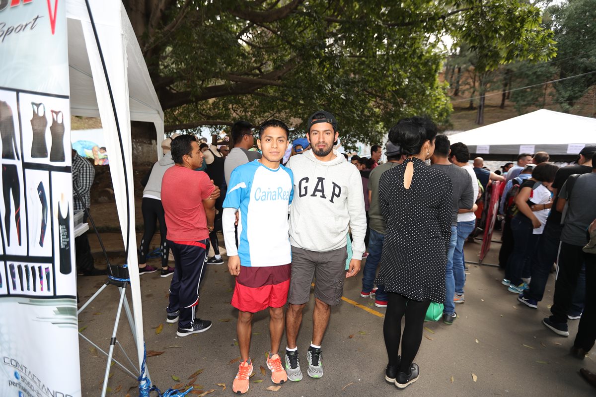 William Julajuj y Alberto González en la expo previo a la competencia. (Foto Prensa Libre: Carlos Vicente)