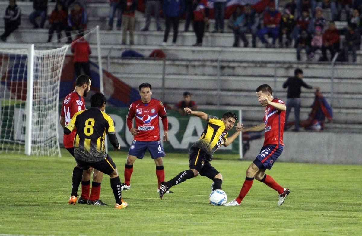 Acción durante el encuentro entre Xelajú MC y Aurora. (Foto Prensa Libre: Carlos Ventura)