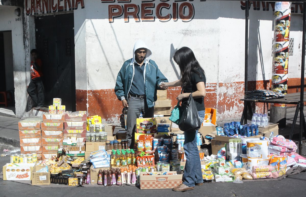 En algunas áreas del mercado San José, de la colonia Quinta Samayoa, en la zona 7 capitalina, se pueden apreciar productos de contrabando. (Foto Prensa Libre: Hemeroteca)