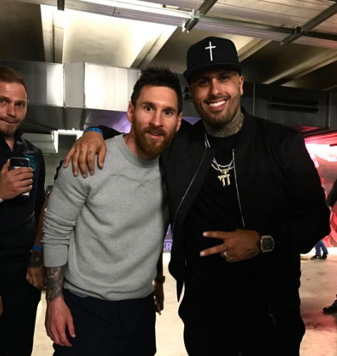 El reguetonero Nicky Jam comparte con la estrella argentina Lionel Messi en el Camp Nou. (Foto Prensa Libre: Facebook Nicky Jam)