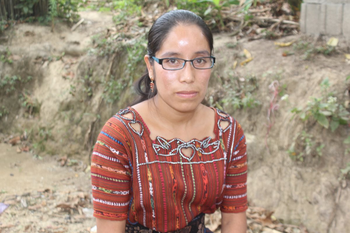 Aunque logró su sueño de convertirse en enfermera, Rosa Coj Bocel no abandona el tejido a mano, un arte que heredó de su madre. (Foto Prensa Libre: Ángel Julajuj)