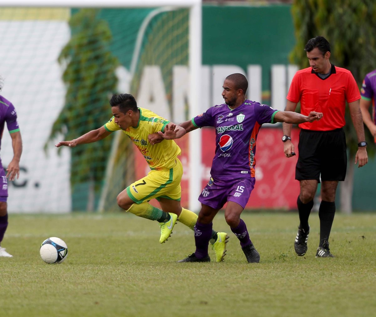 El mediocampista Fredy Thompson se encuentra en problemas por sus declaraciones después del partido por la Concacaf contra Guastatoya. (Foto Prensa Libre: Carlos Vicente)