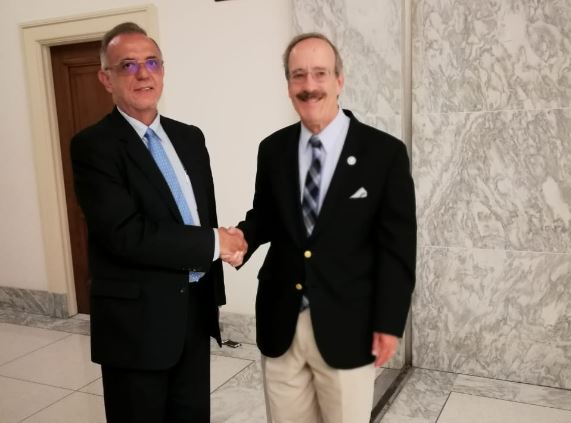 Iván Velásquez, titular de la Cicig, saluda al congresista demócrata Eliot Engel. (Foto: Cicig)