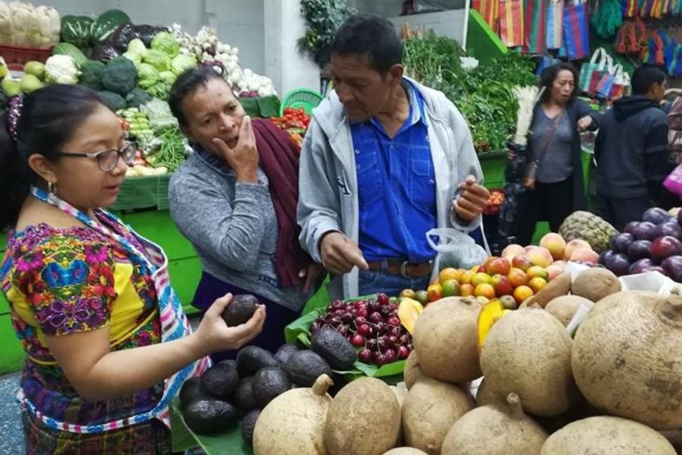 Este año el presidente Jimmy Morales no autorizó un incremento salarial y el sector trabajador pide que se compense este y el siguiente ejercicio. La inflación en julio fue de 4.37%. (Foto Prensa Libre: Urías Gamarro)