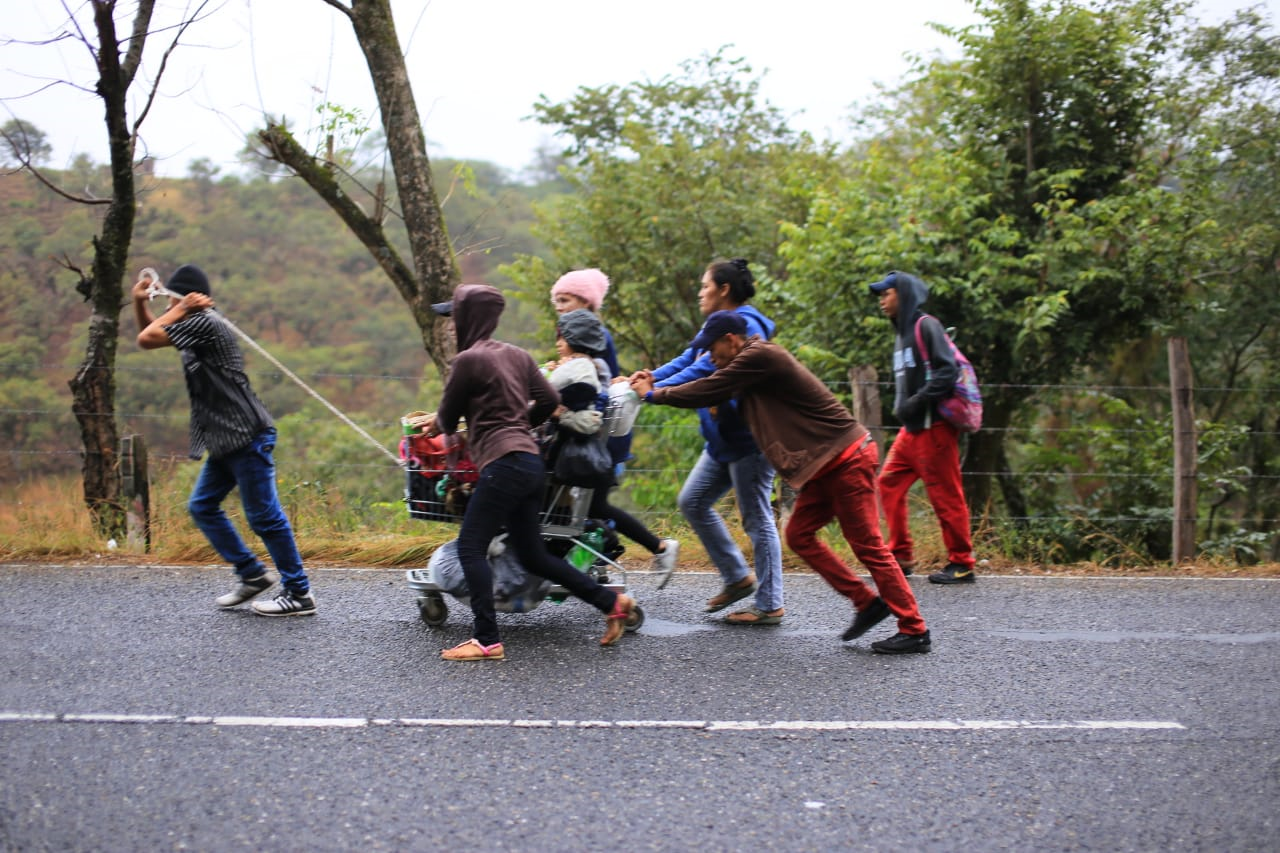 Una familia hondureña camina en la ruta de Esquipulas a Chiquimula. (_Foto Prensa Libre: Carlos Hernández)