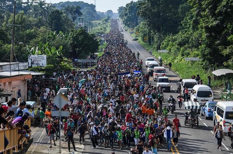 La caravana de hondureños, nutrida por salvadoreños y guatemaltecos, en su paso durante el sureño estado de Oaxaca, México, el año pasado. (Foto Prensa Libre: Hemeroteca PL)