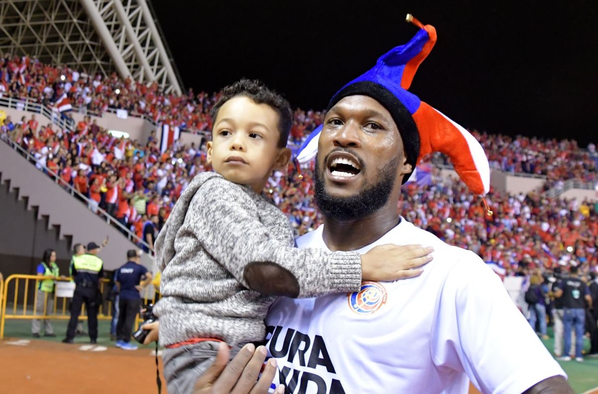 Kendall Waston celebra junto a su pequeño hijo la clasificación al Mundial de Rusia 2018. (Foto Prensa Libre: AFP)