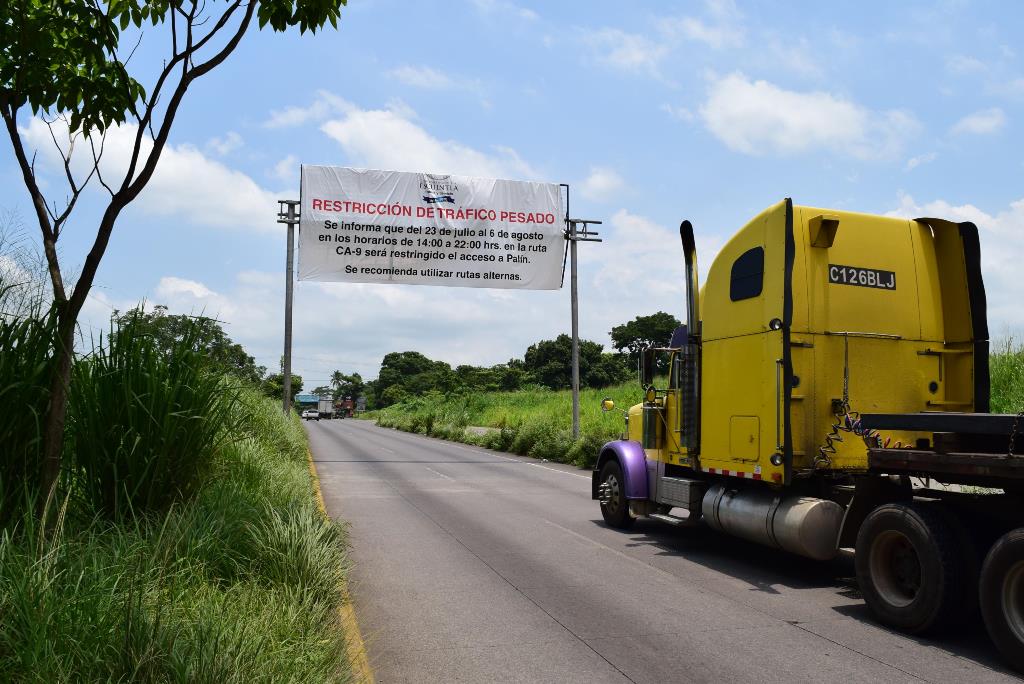 Valla anuncia horario de restricción del paso por Palín, Escuintla. (Foto Prensa Libre: Enrique Paredes).