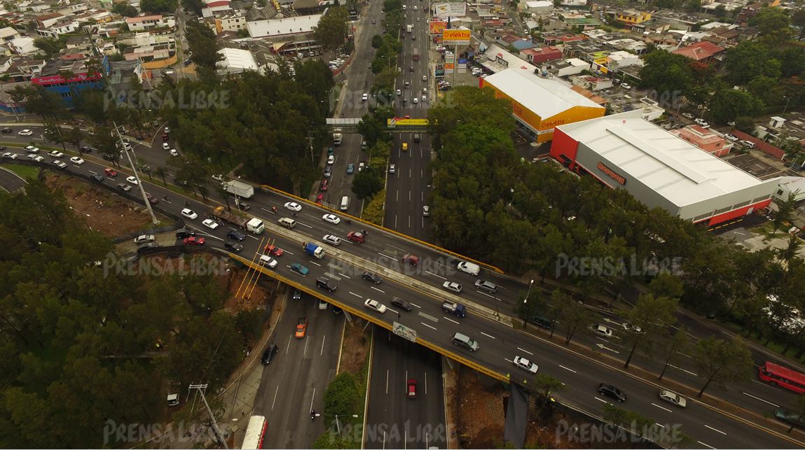 Personal de la Municipalidad de Guatemala trabaja en la ampliación del puente, los trabajos finalizarán en enero próximo. (Foto Prensa Libre: Hemeroteca PL)