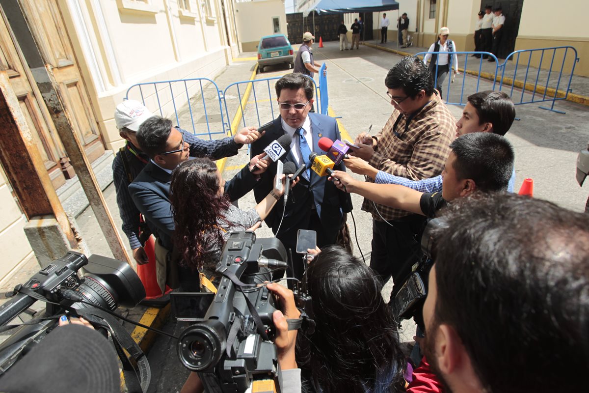 Ministro de Finanzas dice que es labor de la Contraloría evaluar el pago de bonos en el Ministerio de la Defensa y tomar medidas. (Foto Prensa Libre: Hemeroteca PL)