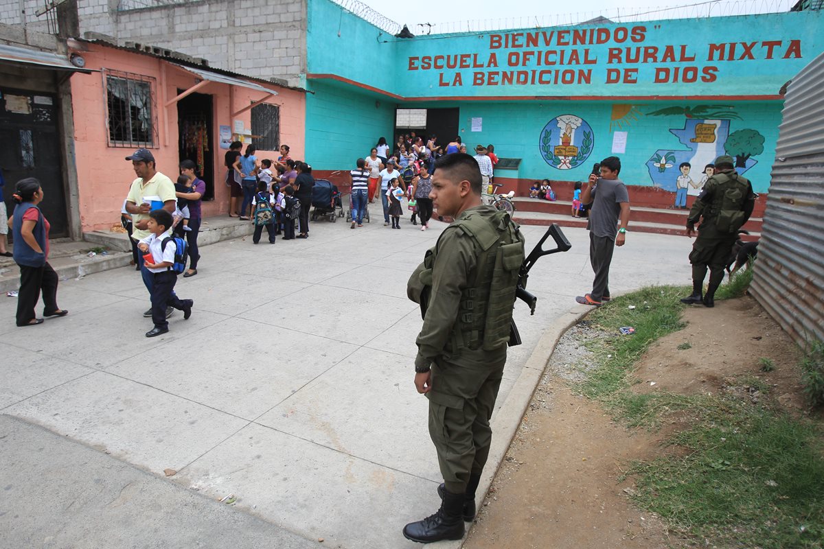 Escuelas y colegios piden apoyo  luego de que extorsionistas amenazaran con  lanzar bombas si no  pagaban Q22 mil. Ejército y PNC efectúan patrullajes. (Foto Prensa Libre: E. García)