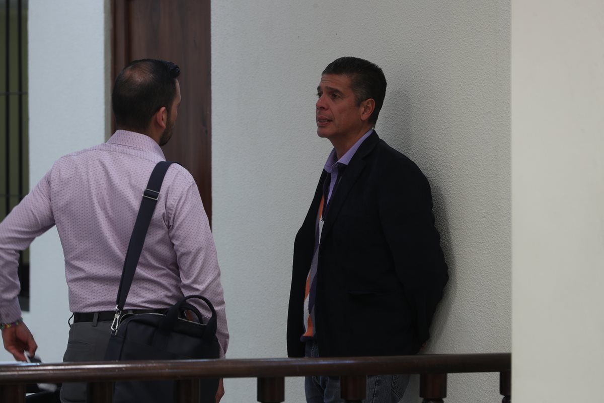 René Villavicencio Funes conversa con su abogado, Fernando Monterroso Bolaños, durante un receso en la audiencia en el Tribunal de Mayor Riesgo. (Foto Prensa Libre: Mynor Toc)