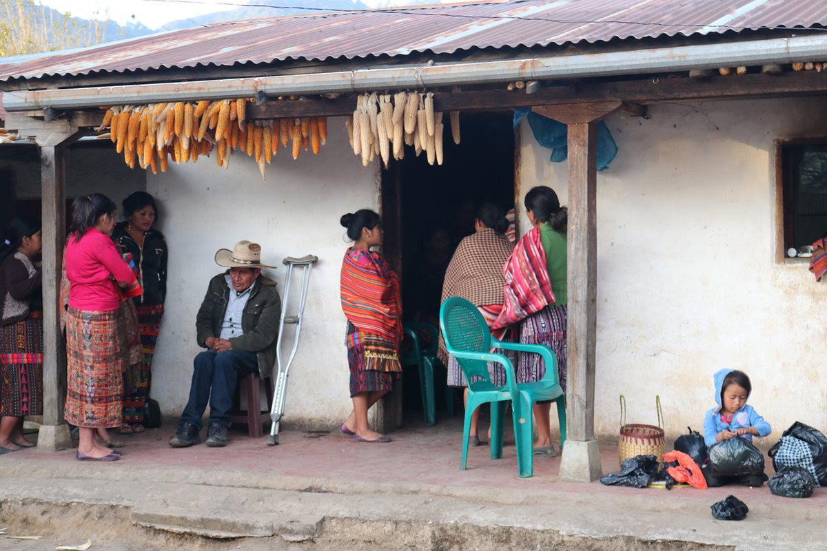 La familia Chumil busca apoyo económico para repatriar los restos del joven que emprendió el Sueño Americano, pero falleció en el desierto de Texas. (Foto Prensa Libre: Ángel Julajuj)