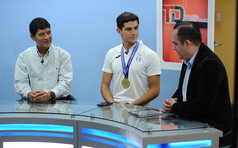 Charles posa junto a su padre Carlos Fernández en las instalaciones de Prensa Libre. (Foto Prensa Libre: Gloria Cabrera).