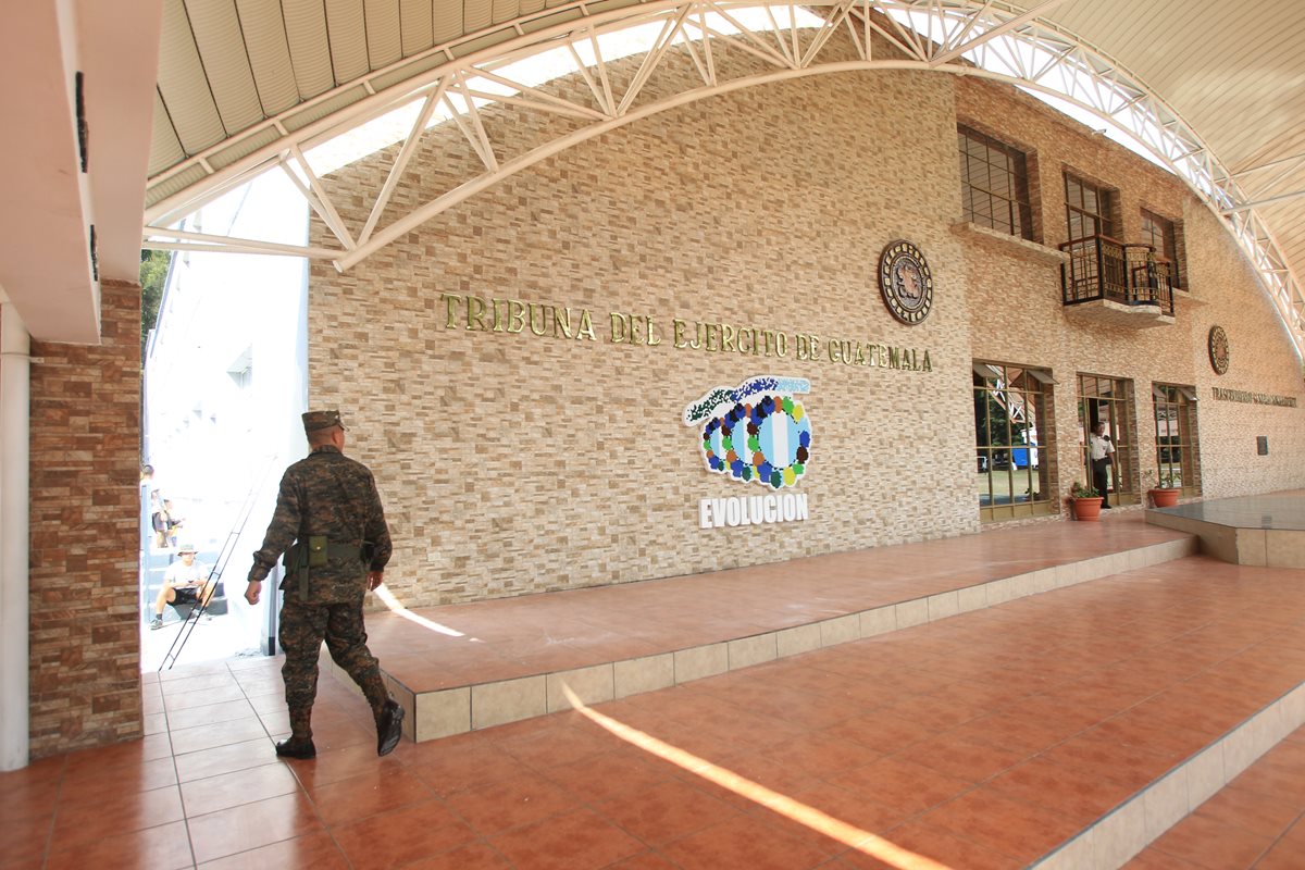 Solo 11 meses duró el nombre de "General Otto Fernando Pérez Molina", en la tribuna de la Brigada Militar Mariscal Zavala. (Foto Prensa Libre: Esbin García)