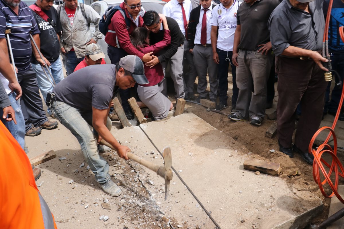 Socorristas y vecinos trabajan en el rescate de la estudiante que quedó atrapada entre dos planchas de concreto en el km 49 ruta Interamericana, San Miguel Morazán, El Tejar, Chimaltenango. (Foto Prensa Libre: Víctor Chamalé)