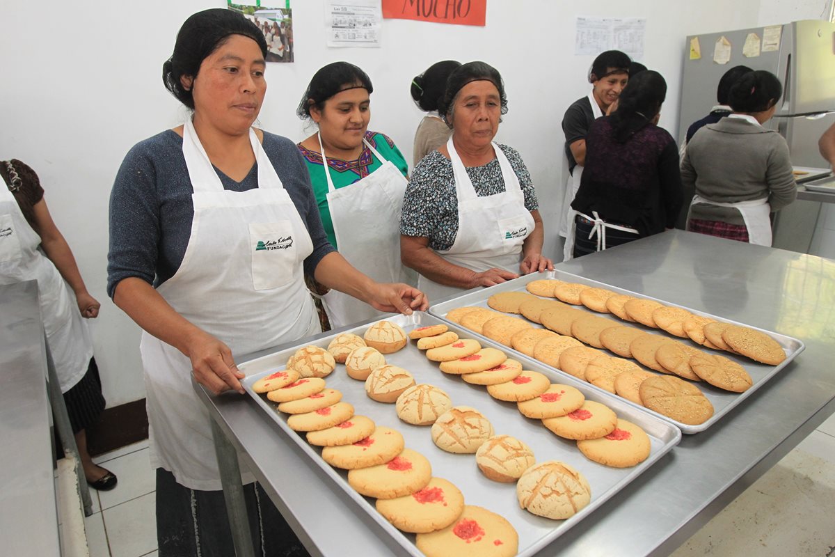 Un grupo de estudiantes del curso de reposteria aprenden a elaborar champurradas. (Foto Prensa Libre: Estuardo Paredes)