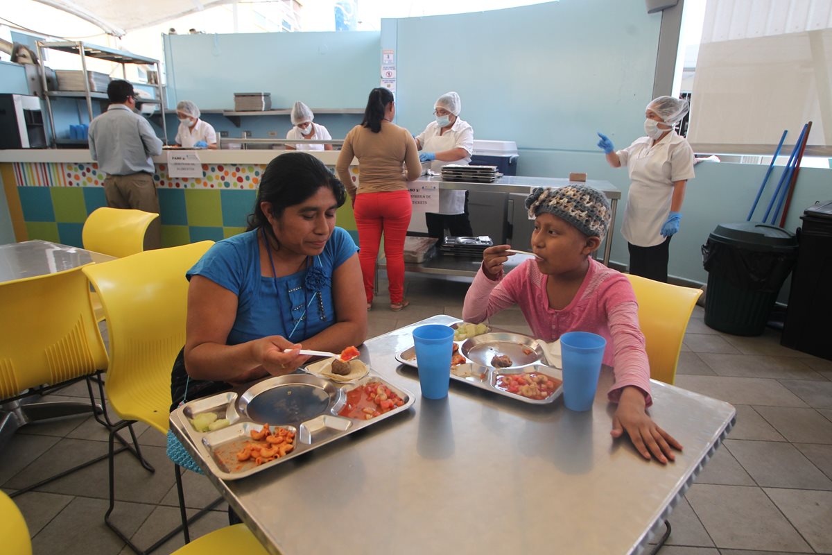 Una niña en tratamiento por cáncer almuerza en el nuevo comedor seguro de la Unop. (Foto Prensa Libre: Érick Ávila)