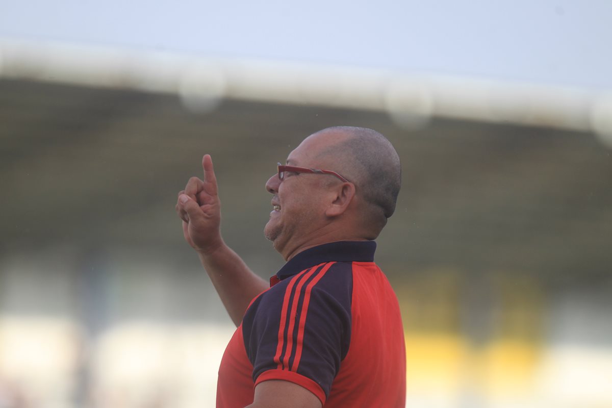 Sergio Najarrro, entrenador de Quiriguá, mostró su malestar por los insultos en su contra por parte del arbitraje en el juego de su club contra Aurora el fin de semana pasado. (Foto Prensa Libre: Carlos Vicente)