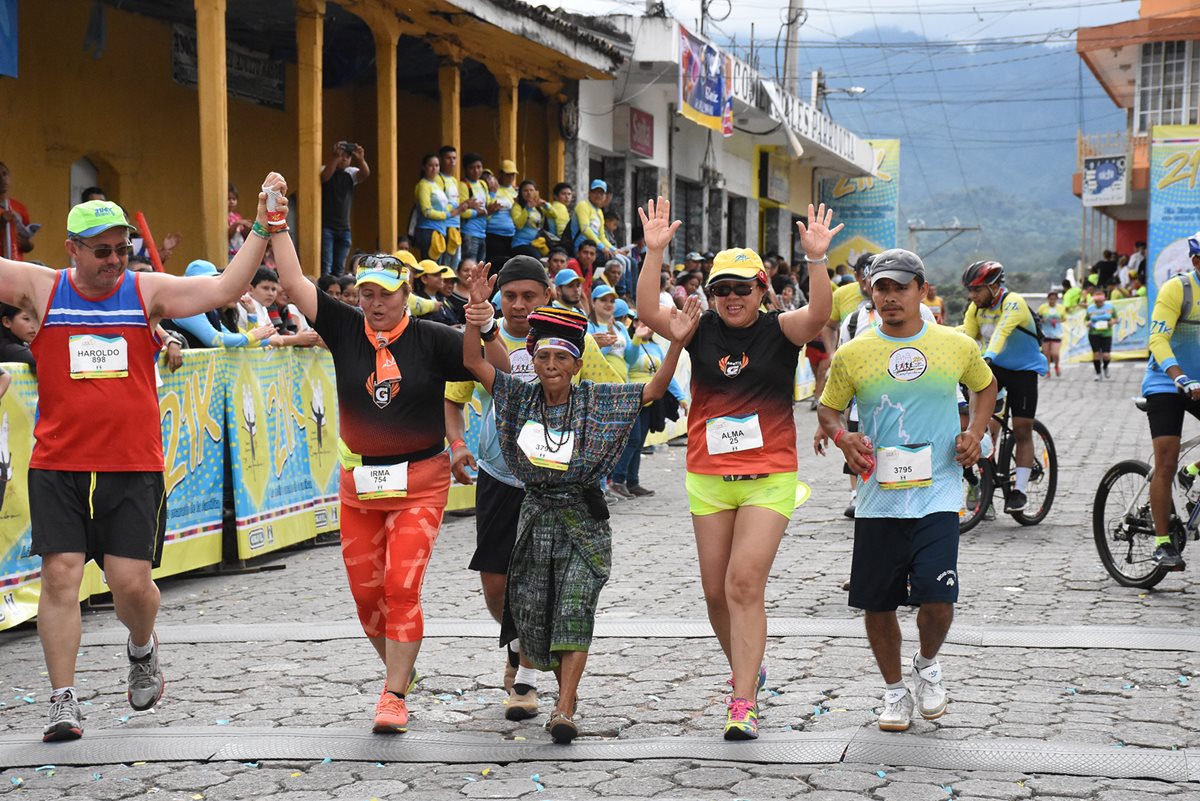 Nicolasa Cuxum llega a la meta junto a un grupo de atletas. (Foto Prensa Libre: Mario Morales).