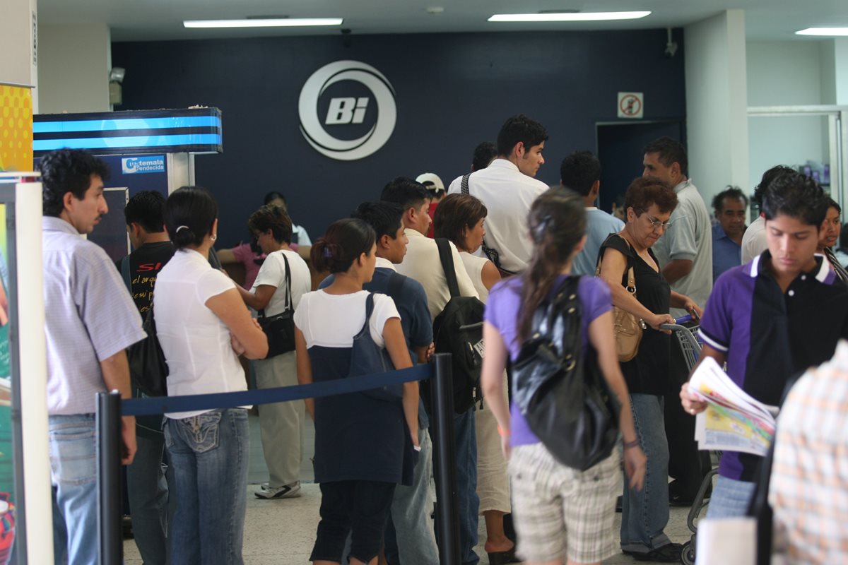 Clientes del Banco Industrial hacen fila para realizar sus trámites. (Foto Prensa Libre: HemerotecaPL).