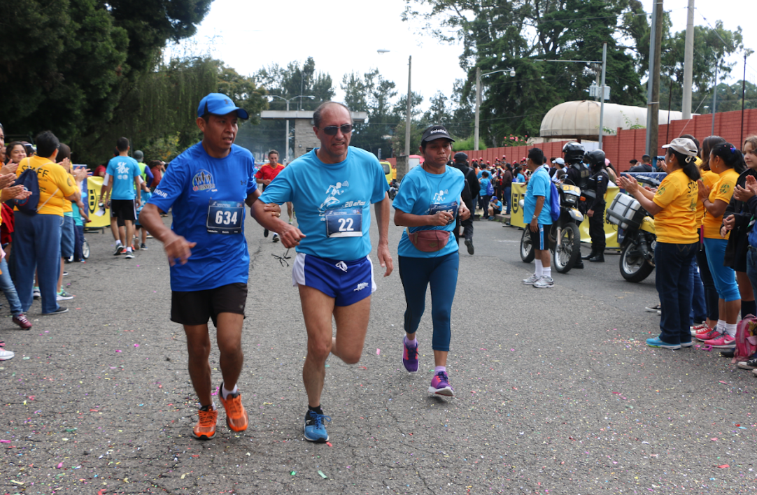 Jorge Mario Cifuentes -con lentes – durante una de sus participaciones en la Carrera Internacional de la Luz y el Sonido. (Foto Prensa Libre: Cortesía).