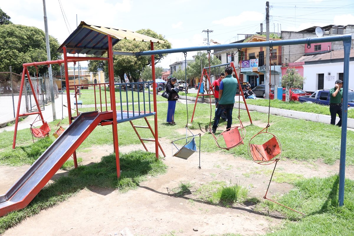 Los columpios se ven deteriorados y ya no son utilizables. (Foto Prensa Libre: María José Longo)