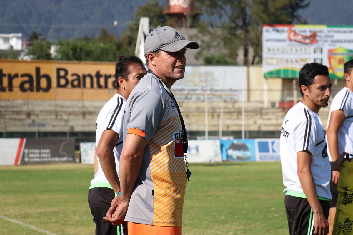 El entrenador Aldo Da Pozzo espera cerrar de la mejor manera con Marquense, sin importar los jugadores que tenga a su disposición. (Foto Prensa Libre: Raúl Juárez)